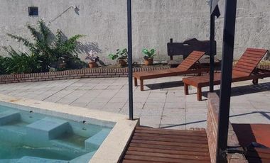 CHALET 6 AMBIENTES CON GARAGE DOBLE QUINCHO Y PISCINA EN CERRITO SUR