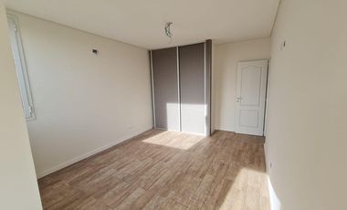 Casa en venta en barrio cerrado al lago