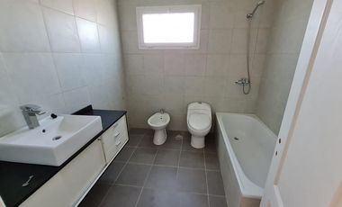 Casa en venta en barrio cerrado al lago