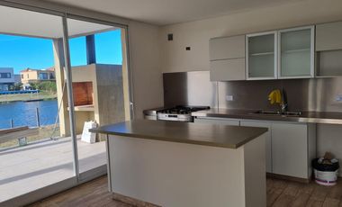 Casa en venta en barrio cerrado al lago