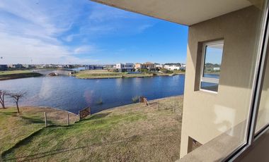 Casa en venta en barrio cerrado al lago