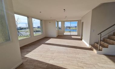 Casa en venta en barrio cerrado al lago