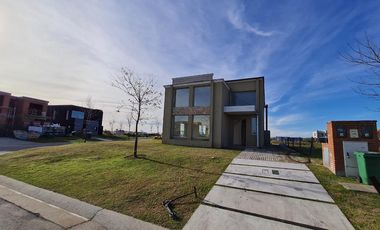 Casa en venta en barrio cerrado al lago