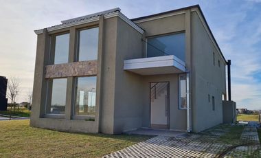 Casa en venta en barrio cerrado al lago