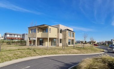 Casa en venta en barrio cerrado al lago
