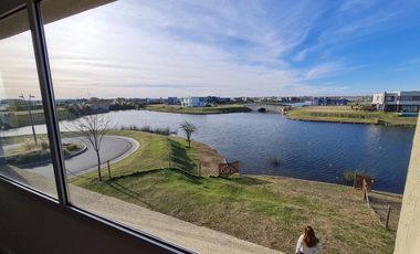 Casa en venta en barrio cerrado al lago