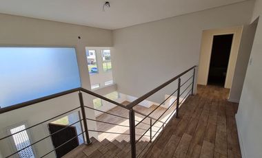 Casa en venta en barrio cerrado al lago