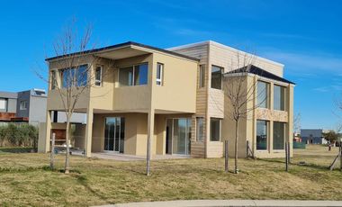 Casa en venta en barrio cerrado al lago