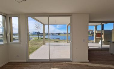 Casa en venta en barrio cerrado al lago