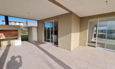 Casa en venta en barrio cerrado al lago