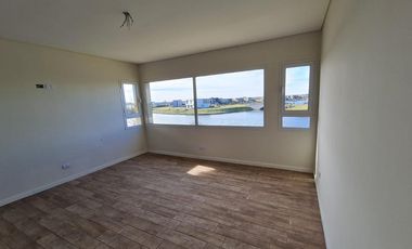 Casa en venta en barrio cerrado al lago