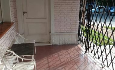 Casa en venta - 2 Dormitorios 1 Baño - Cochera - 250Mts2 - Morón