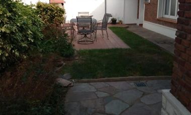 Casa en venta - 2 Dormitorios 1 Baño - Cochera - 250Mts2 - Morón
