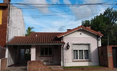Casa en venta - 2 Dormitorios 1 Baño - Cochera - 250Mts2 - Morón