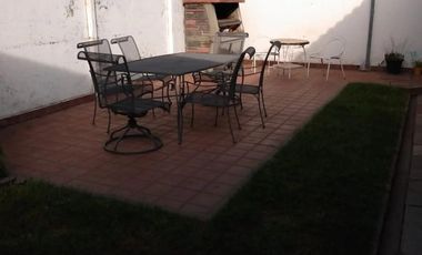Casa en venta - 2 Dormitorios 1 Baño - Cochera - 250Mts2 - Morón