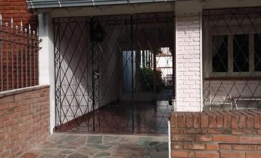 Casa en venta - 2 Dormitorios 1 Baño - Cochera - 250Mts2 - Morón