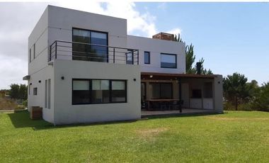 Casa 4 ambientes en Barrio Costa Esmeralda