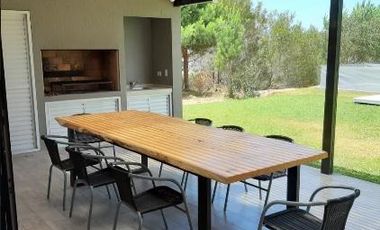 Casa 4 ambientes en Barrio Costa Esmeralda