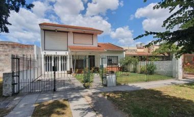 CASA 4 AMBIENTES SOBRE LOTE DE 330m2 en magnasco y solis