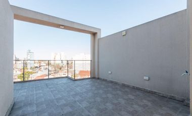 Departamento de 2 ambientes con balcón terraza y cochera cubierta en el centro de Remedios de Escalada