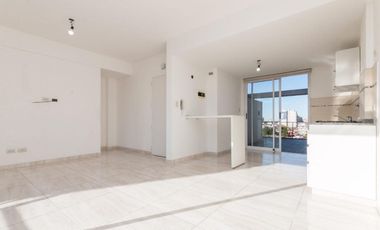 Departamento de 2 ambientes con balcón terraza y cochera cubierta en el centro de Remedios de Escalada