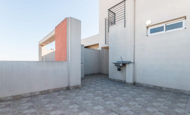 Departamento de 2 ambientes con balcón terraza y cochera cubierta en el centro de Remedios de Escalada