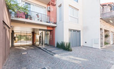 Departamento de 2 ambientes con balcón terraza y cochera cubierta en el centro de Remedios de Escalada