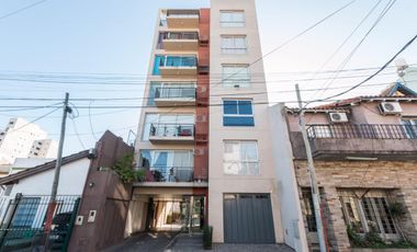 Departamento de 2 ambientes con balcón terraza y cochera cubierta en el centro de Remedios de Escalada