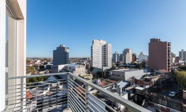 Departamento de 2 ambientes con balcón terraza y cochera cubierta en el centro de Remedios de Escalada