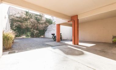 Departamento de 2 ambientes con balcón terraza y cochera cubierta en el centro de Remedios de Escalada