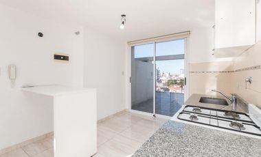 Departamento de 2 ambientes con balcón terraza y cochera cubierta en el centro de Remedios de Escalada