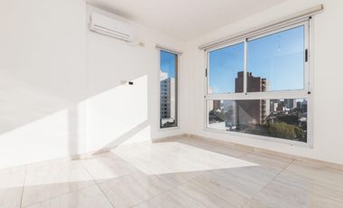 Departamento de 2 ambientes con balcón terraza y cochera cubierta en el centro de Remedios de Escalada