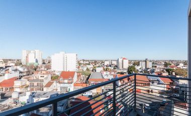 Departamento de 2 ambientes con balcón terraza y cochera cubierta en el centro de Remedios de Escalada