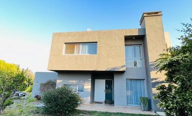 Casa en Venta de 4 Dormitorios, Lomas de la Carolina. Recibo Menor