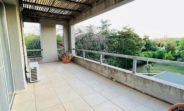 Casa en Venta de 4 Dormitorios, Lomas de la Carolina. Recibo Menor