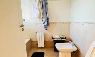 Casa en Venta de 4 Dormitorios, Lomas de la Carolina. Recibo Menor