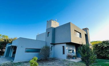 Casa en Venta de 4 Dormitorios, Lomas de la Carolina. Recibo Menor
