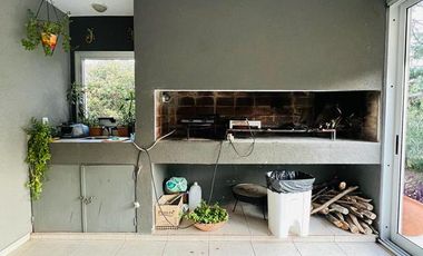 Casa en Venta de 4 Dormitorios, Lomas de la Carolina. Recibo Menor
