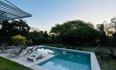 Casa en Venta de 4 Dormitorios, Lomas de la Carolina. Recibo Menor