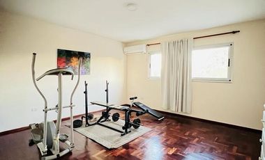 Casa en Venta de 4 Dormitorios, Lomas de la Carolina. Recibo Menor