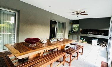 Casa en Venta de 4 Dormitorios, Lomas de la Carolina. Recibo Menor