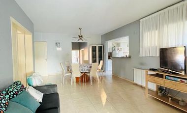 Casa en Venta de 4 Dormitorios, Lomas de la Carolina. Recibo Menor