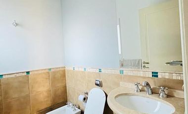 Casa en Venta de 4 Dormitorios, Lomas de la Carolina. Recibo Menor