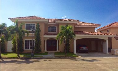 VENDO CASA UNIFAMILIAR EN PALMERAS DEL ESTE 529mt