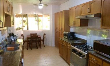 VENDO CASA UNIFAMILIAR EN PALMERAS DEL ESTE 529mt