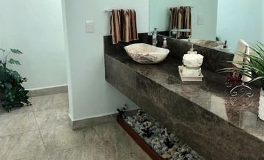 Casa muy amplia y funcional - Amplio Jardín