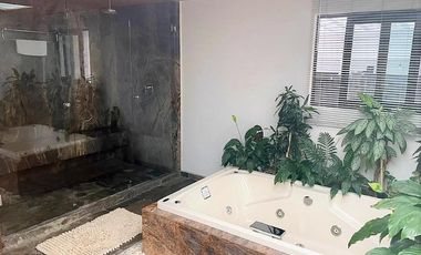 Exclusiva Residencia de Lujo en Satélite, con Área de Juegos, Terraza, Sala de Doble Altura y Más