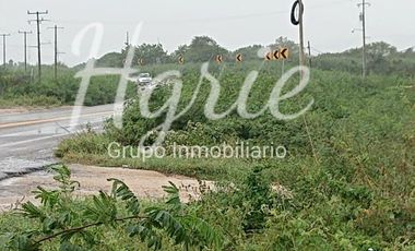 Se vende terreno a orilla de carretera en una esquina.