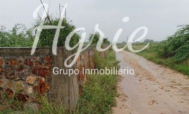 Se vende terreno a orilla de carretera en una esquina.