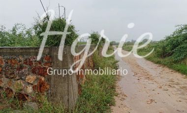 Se vende terreno a orilla de carretera en una esquina.